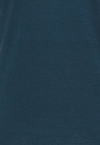 Marinblå t-shirt med en slät, något strukturerad tyg. Klassisk rund halsringning, korta ärmar och inga synliga mönster eller detaljer.