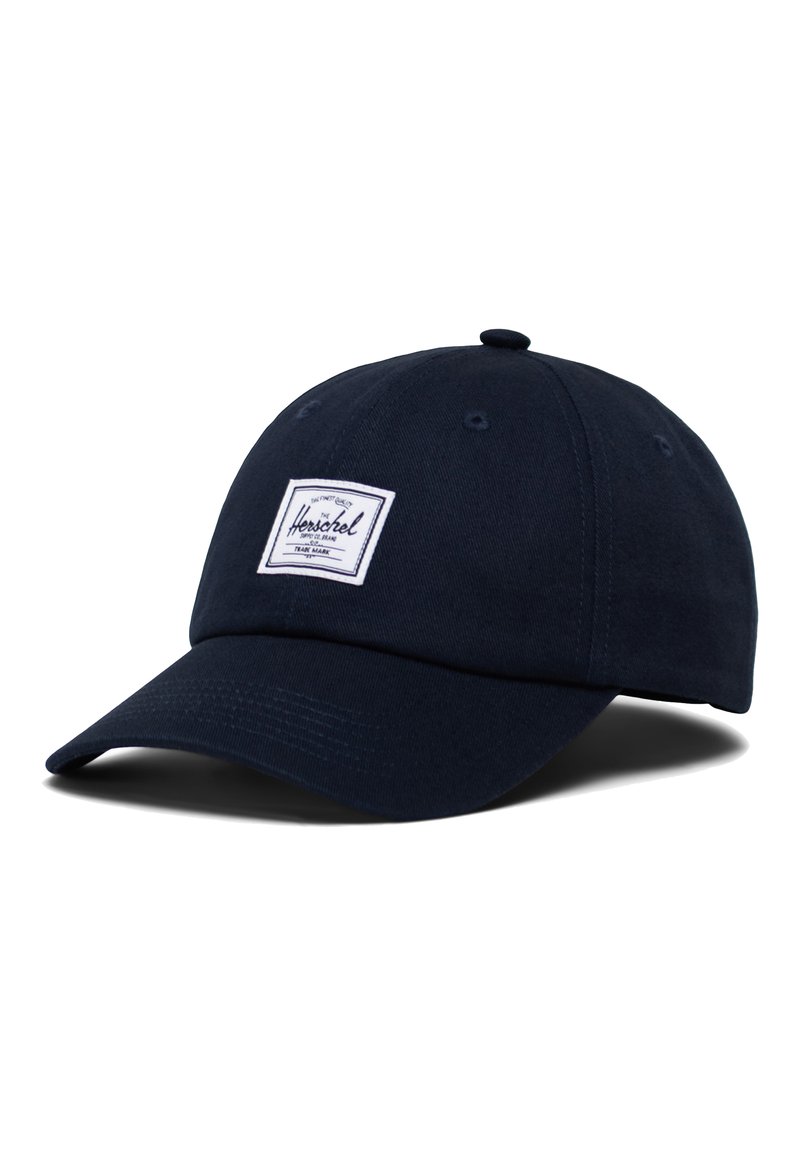 Marineblauwe katoenen baseballpet met een gebogen klep, voorzien van een wit rechthoekig labellogo aan de voorkant en zes ventilatie-oogjes.