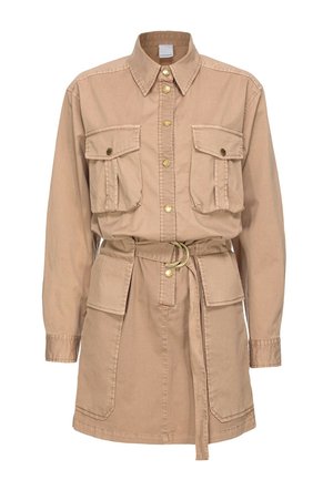Robe-chemise couleur fauve à manches longues avec ceinture, boutons dorés, deux poches poitrine à rabat et deux poches plaquées basses devant.