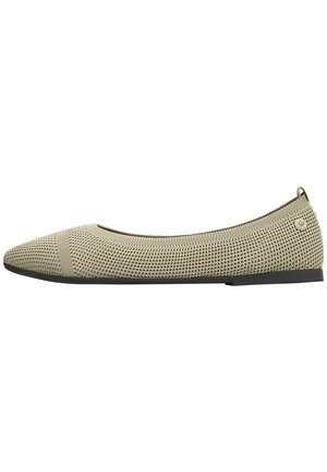 Ballerine en maille vert clair avec un bout pointu, une tige texturée, une semelle noire minimaliste et sans embellissements ni attaches visibles.