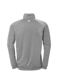 Grå atletisk jakke med høj krave, lange ærmer og tekstureret ryg. Har et geometrisk mønster på skulderen og et logo på nakken.