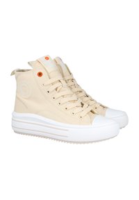 Zapatillas altas de color beige fabricadas en lona, con suelas de goma blanca, diseño de cordones y un acento naranja en la lengüeta.