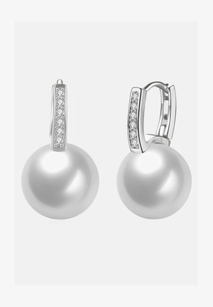 Parel-druppel oorbellen met zilveren accenten. Ronde, gladde witte parels met een glanzende afwerking. Hinged leverbacks met een rij kleine heldere stenen.