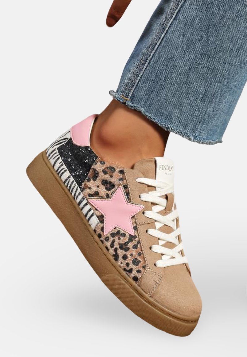 Baskets avec un mélange de motifs animaux, y compris léopard et zèbre, accent étoile rose, daim beige et lacets blancs, avec une semelle en caoutchouc.