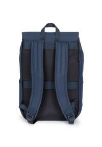 Mochila azul marino con correas de hombro acolchadas y ajustables, asa de transporte superior y un panel trasero negro, visible sobre un fondo blanco.