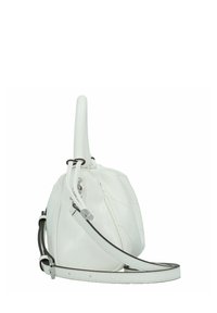 Bolso de mano de cuero blanco con forma redondeada, textura brillante, correa ajustable y acentos de hardware plateado. Vista lateral que muestra el detalle de costura.