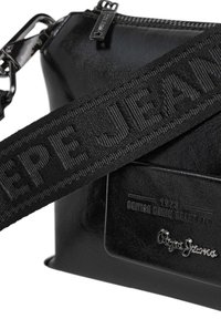 Črna torbica iz sijočega sintetičnega materiala. Ima teksturiran trak s logotipom "Pepe Jeans" vtisnjenim nanj, ter zadrgo z jeklenim okovjem.