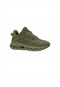 Zapatilla deportiva verde oliva con parte superior de malla y gamuza, cierre de cordones y suela gruesa con agujeros de ventilación.