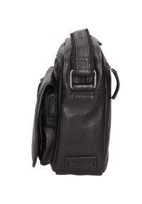 Borsa in pelle nera con forma rettangolare compatta, dotata di zip superiore, tasca frontale e tracolla regolabile. Finitura texture con dettaglio del logo.