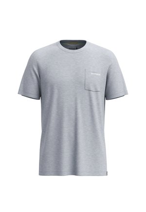 Ljusgrå kortärmad T-shirt i ett mjukt, texturerat tyg, med en bröstficka på vänster sida och en logotyp på fickan.