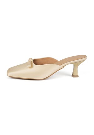 Beige satijnen open-back hakken mules met een vierkante neus, een lichte hak en een klein strikje als accent op de wreef. Glad textuur, minimalistisch ontwerp.