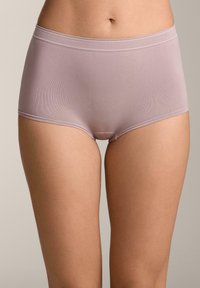 Slip hipster color cotone lavanda con texture liscia, vita elastica e cuciture per il comfort. Design minimalista senza motivi.