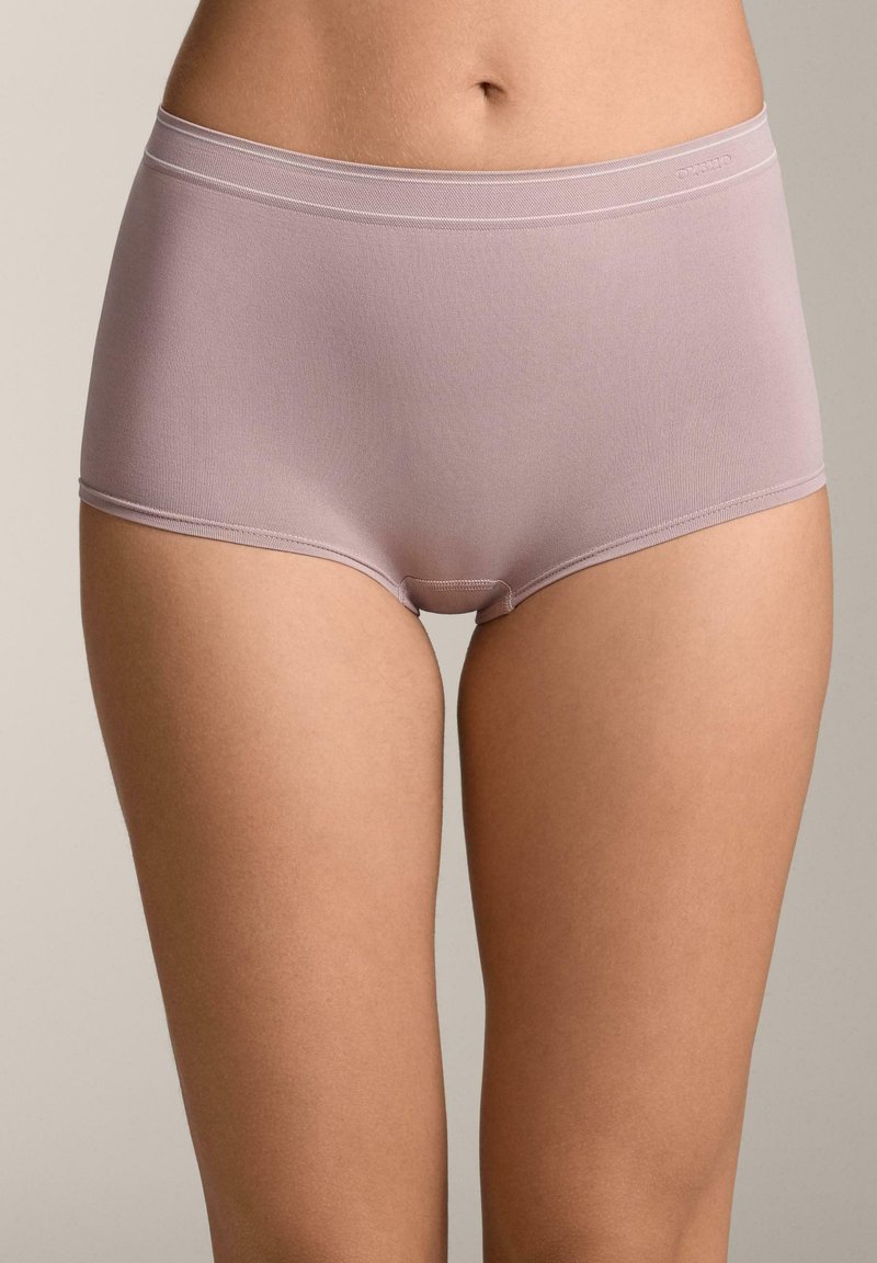 Slip hipster color cotone lavanda con texture liscia, vita elastica e cuciture per il comfort. Design minimalista senza motivi.