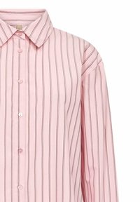 Camicia rosa chiaro con bottoni, a righe verticali sottili, colletto appuntito e maniche lunghe. Realizzata in tessuto liscio con cinque bottoni visibili.