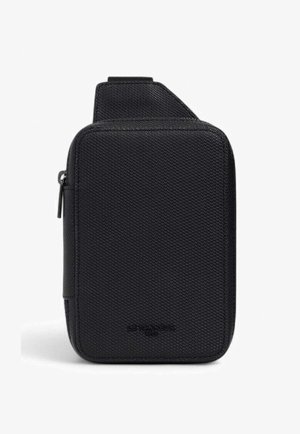 Bolsa negra con cremallera que presenta un material texturizado, forma rectangular, asa superior y un detalle de marca en el frente.