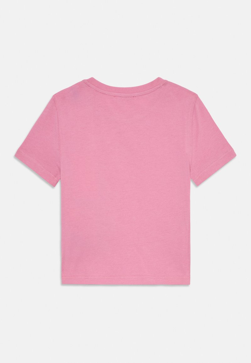 T-shirt in cotone rosa chiaro con maniche corte, scollatura rotonda e cuciture senza cuciture sugli orli. Texture liscia, colore uniforme.