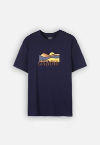 T-shirt bleu marine à manches courtes, présentant un graphique de coucher de soleil sur des collines et le texte "OXBOW" sur la poitrine.