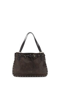 Borsa tote in pelle marrone scuro con manici doppi, borchie dorate lungo i bordi, cinturino con fibbia davanti e piccola placca metallica con logo.