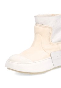 Vita och krämfärgad ankelsko med en slät läderöverdel, rund tåform, sömnadsdetaljer och en texturerad krage. Lättviktsdesign på sulan.