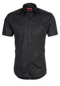 Camisa negra de manga corta en una tela suave y ligera, con dos bolsillos en el pecho y un cierre frontal de botones con botones negros.
