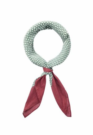 Grön mönstrad scarf med en slät textur, som har ett vågigt mönster och en solid röd sektion, knuten i en loop.