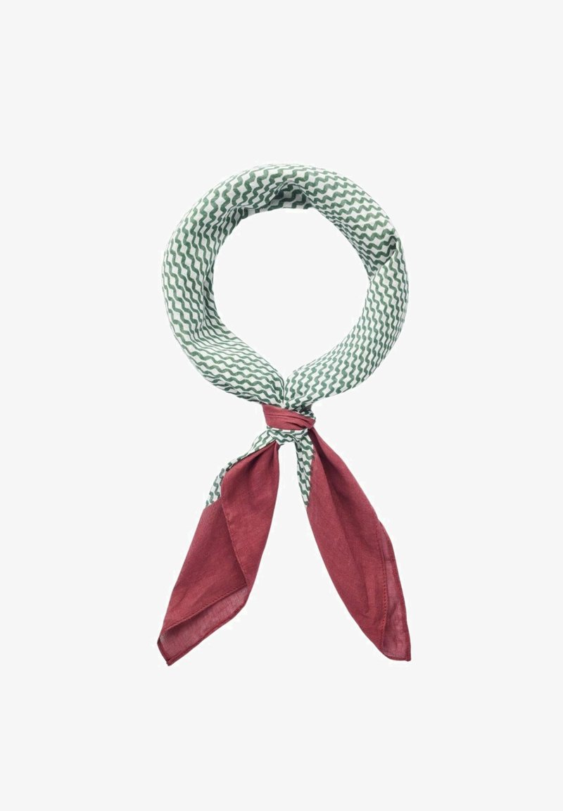 Grønne mønstrede tørklæde med en glat tekstur, der har et bølget mønster og en ensfarvet rød sektion, bundet i en løkke.