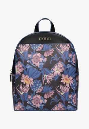 Reppu mustalla yläpaneelilla ja sinisellä reunuksella, jossa on vaaleanpunaisia ja sinisiä kukkakuviota sekä kultainen "nobo"-logo etuosassa.