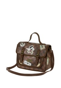 Bolso marrón de cuadros con un diseño estructurado, que presenta pegatinas de Mickey Mouse, cierres de doble hebilla y una correa de hombro desmontable.