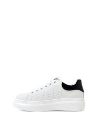 Sneakers bianchi con upper testurizzato, dettagli neri sul tallone, punta rotonda e suola platform. Presentano sei fori per i lacci e dettagli perforati.