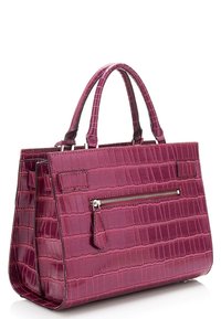 Borsa a tracolla in pelle con motivo coccodrillo di un profondo magenta, dotata di due manici superiori, tasca frontale con zip e forma rettangolare strutturata.