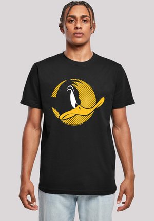 Sort bomulds T-shirt med et grafisk motiv af ansigtet på en tegneserieand med gule og sorte, halftone cirkulære accenter. Standard crew neck design.