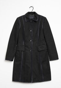 Cappotto nero con chiusura a bottone, due tasche frontali e maniche lunghe. Presenta cuciture blu a contrasto lungo le cuciture e un colletto.