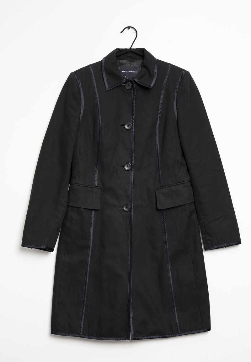 Cappotto nero con chiusura a bottone, due tasche frontali e maniche lunghe. Presenta cuciture blu a contrasto lungo le cuciture e un colletto.