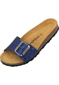 Niebieskie klapki w wzór, z szerokim paskiem, metalowym zapięciem i korkową wkładką. Czarna gumowa podeszwa zapewnia przyczepność. Lekka konstrukcja.