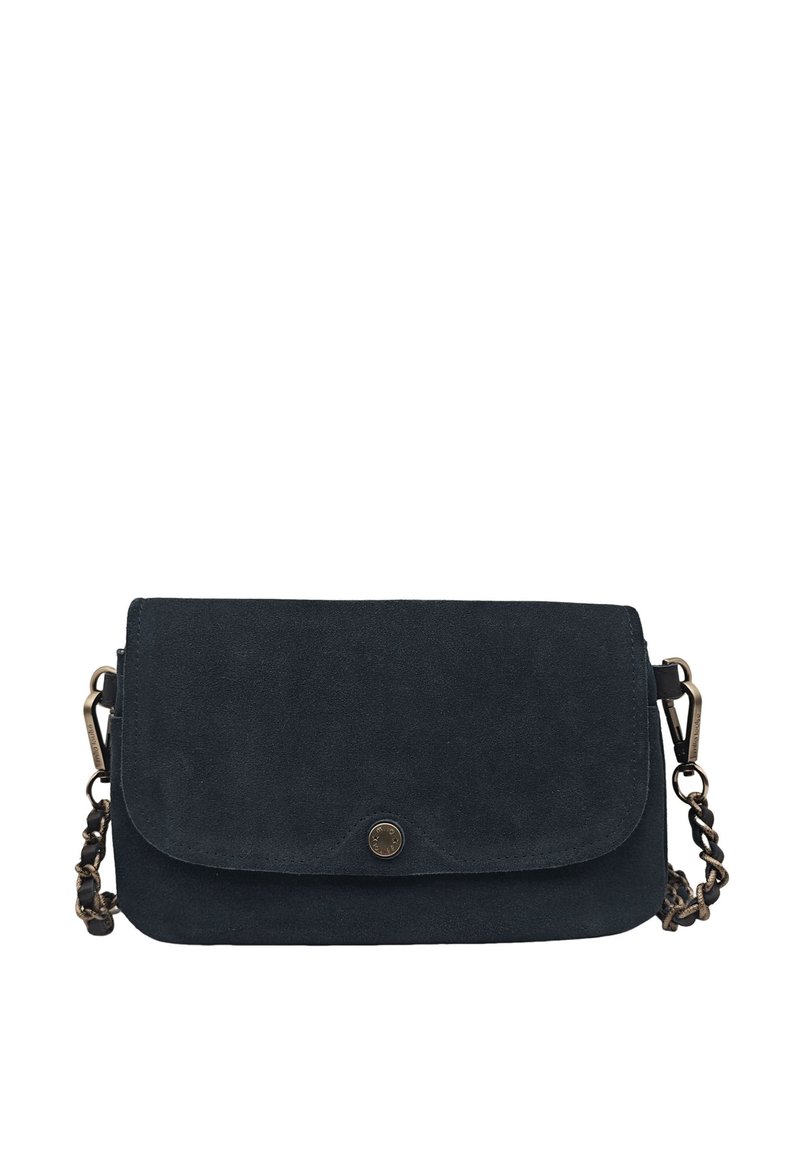Sac à main en suede bleu marine avec fermeture à rabat, quincaillerie dorée et bandoulière chaîne. Texture lisse avec un design minimal.