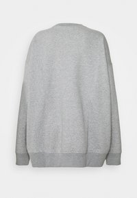 Světle šedá mikina, oversized design. Vyrobena z měkké tkaniny, žebrované manžety a lem. Hladký povrch, bez viditelných vzorů nebo dekorací.