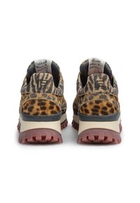 Baskets à imprimé léopard avec des textures marron, beige et noir ; semelle en caoutchouc avec un profil rouge ; dotées d'un col rembourré et d'un détail de logo sur le talon.