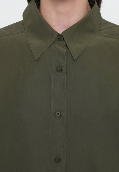 CLOSED PLEATED SHIRT - Skjortebluse - forest green