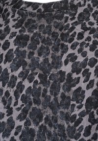 Tkanina s uzorkom leoparda u nijansama crne i sive, s mekim teksturom i laganim, ležernim dizajnom.