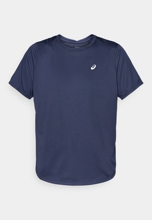 Tengerészkék, rövid ujjú sportpóló, lélegző anyagból készült, kerek nyakkal, és egy kis fehér logóval a bal mellrészen.