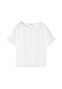 Camiseta blanca de manga corta con cuello redondo, hecha de un tejido suave, que presenta un corte relajado y sin patrones ni adornos visibles.