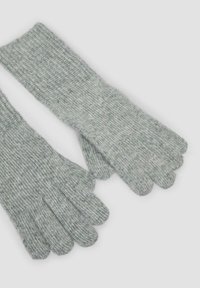 Ein Paar graue gestrickte Wollhandschuhe mit gerippten Bündchen auf einem hellen Hintergrund flach ausgelegt.