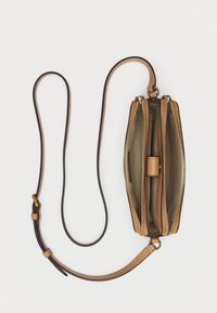 Καφέ δερμάτινη τσάντα χιαστί με χρυσούς φερμουάρ, δύο κύριες θήκες και αποσπώμενο λουρί. Στο εσωτερικό διαθέτει λεία, ελαιόχρωμη επένδυση.