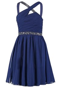 Mörkblå klänning med rynkad byst, korsade axelremmar och ett pärlbesatt midjeband som flödar ut i en utsvängd kjol. Slätt, strukturerat tyg.