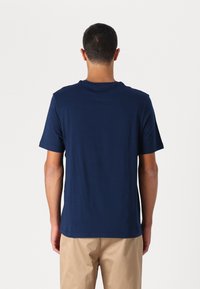 Tommy Hilfiger MONOTYPE LABEL TEE - Basic T-shirt - night sky