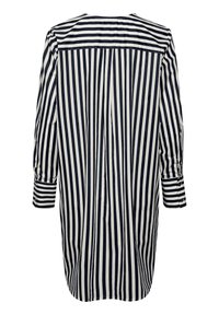 Camiseta de rayas en azul marino y blanco, con un corte holgado, mangas tres cuartos y dobladillo redondeado. Incluye detalles de botones en las mangas.