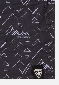 Czarna tkanina z geometrycznym białym wzorem w trójkąty i linie, z logo "Rossignol" oraz metką markową w rogu.