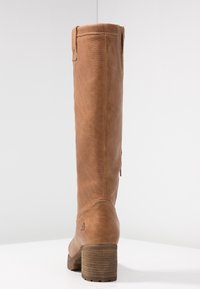 Bota alta de cuero marrón con acabado texturizado, con tacón de bloque y cremallera trasera. Diseño sencillo con un logo sutil cerca del talón.