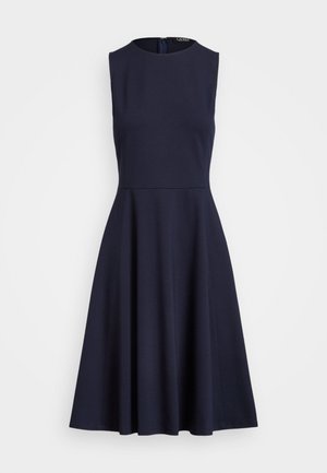 Abito senza maniche blu navy con scollatura arrotondata, corpetto aderente e gonna svasata, realizzato in tessuto liscio con chiusura a zip sul retro.