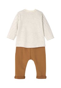 Langärmliges cremefarbenes Hemd mit grauen Streifen, kombiniert mit braunen Hosen mit aufgeschlagenen Säumen. Baumwollmischung, weiche Textur, lässiges Design.
